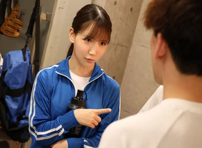 các hội viên nam trong câu lạc bộ bóng đá quan hệ tập thể với cô gái xinh dưới khán đài