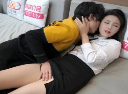 Thư ký của sếp lén lút chén với sếp vì tiền